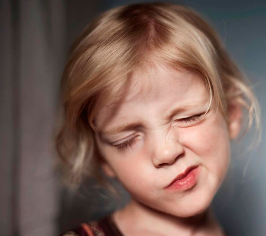 Почему ребенка трясет после сна, в периоды физической активности или в покое? Отвечает врач